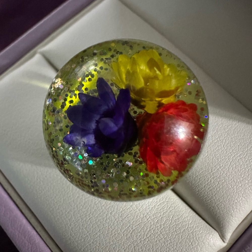 ⭐️HOST PICK⭐️ Vintage Groovy Flower Power Ring of the 60’s - Lucite Dome - Picture 7 of 7